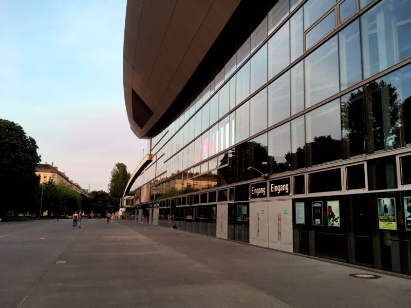 Max-Schmeling-Halle Eingang