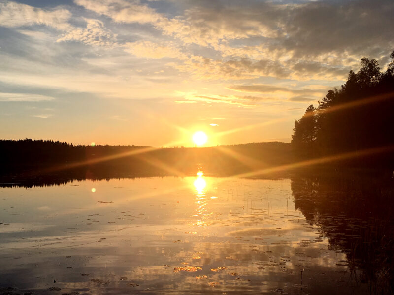 Sommer in Finnland: Sonnenuntergang am See