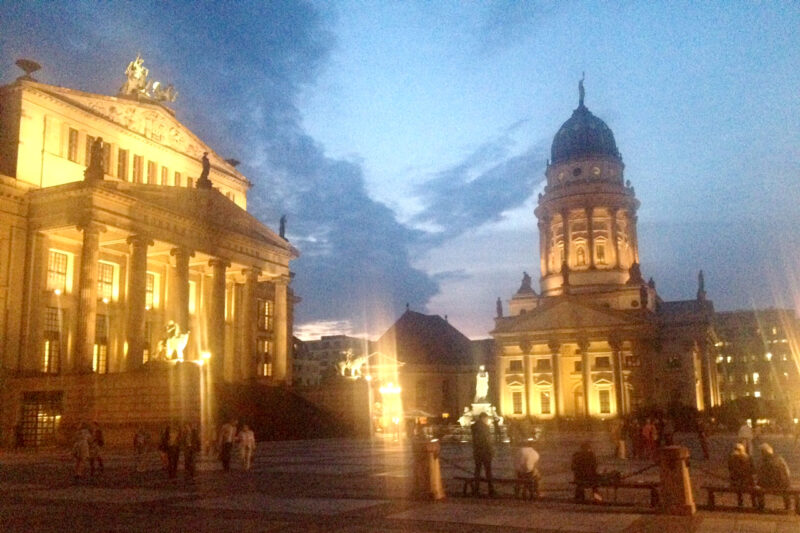 Gendarmenmarkt bei Nacht - Konzerthaus und Französischer Dom