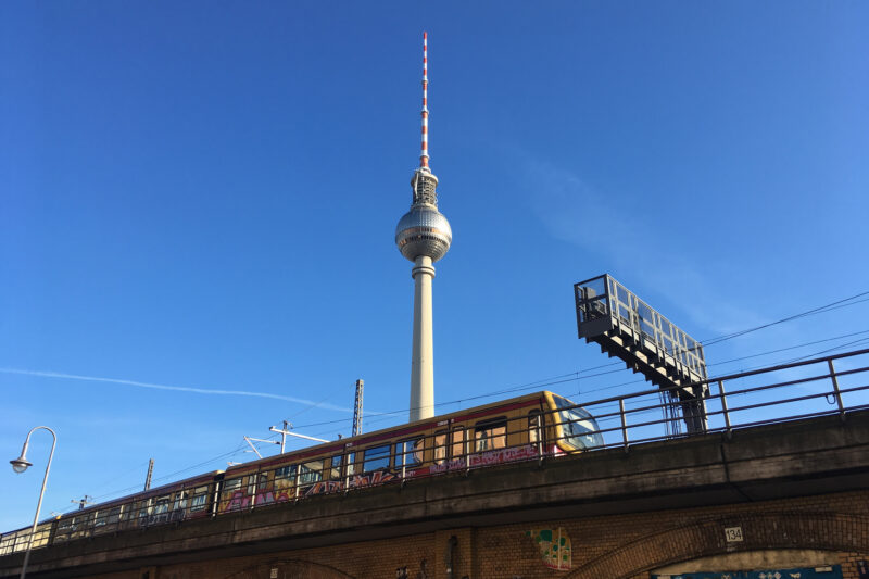 Berlin Mitte: Fernsehturm und S-Bahn