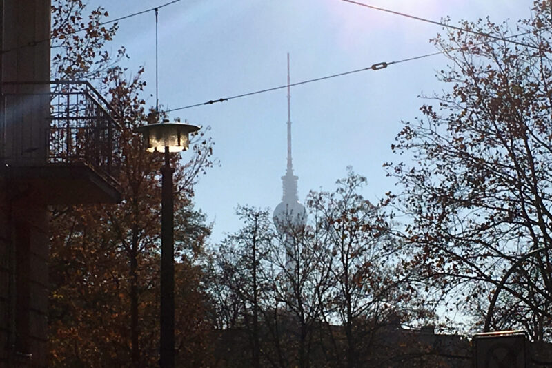 Berliner Fernsehturm in der Ferne