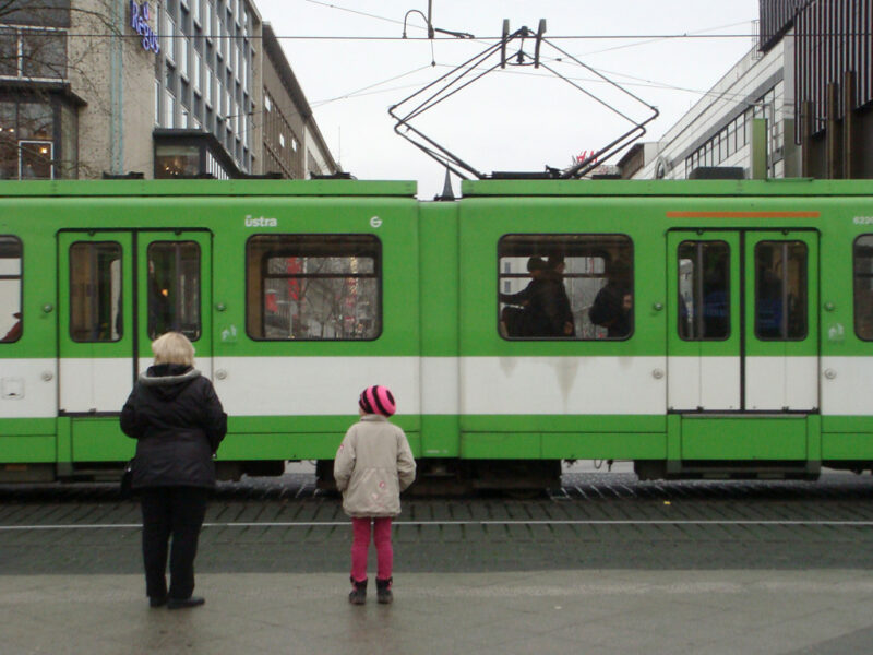 Hannover: Straßenbahn und Frau und Kind