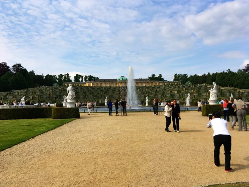 Springbrunnen vor dem Orangerieschloss im Park Sanssouci Potsdam