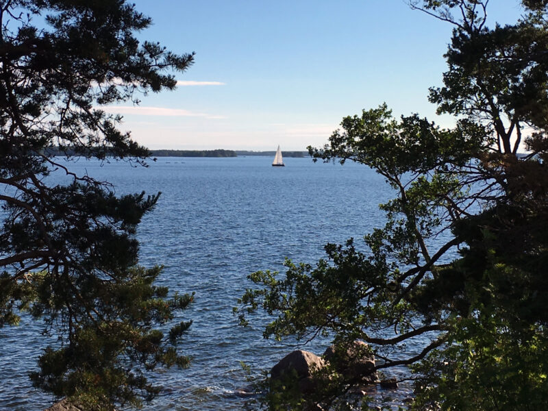 Segelboot vor der Seefestung Svartholma