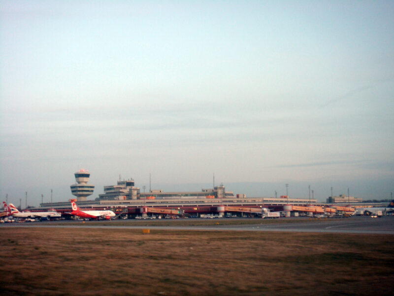 Berlin » Flughafen Tegel vom Flugfeld aus gesehen