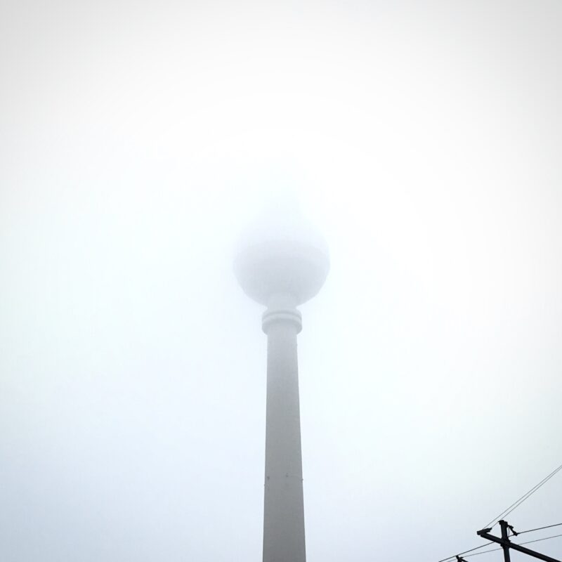 Berliner Fernsehturm von Wolken verdeckt