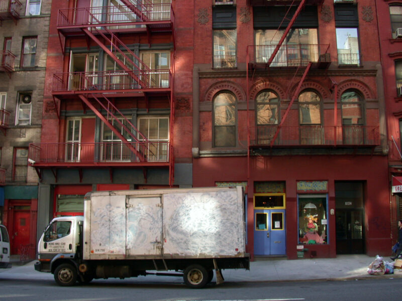 New York: Lastwagen vor einem roten Gebäude