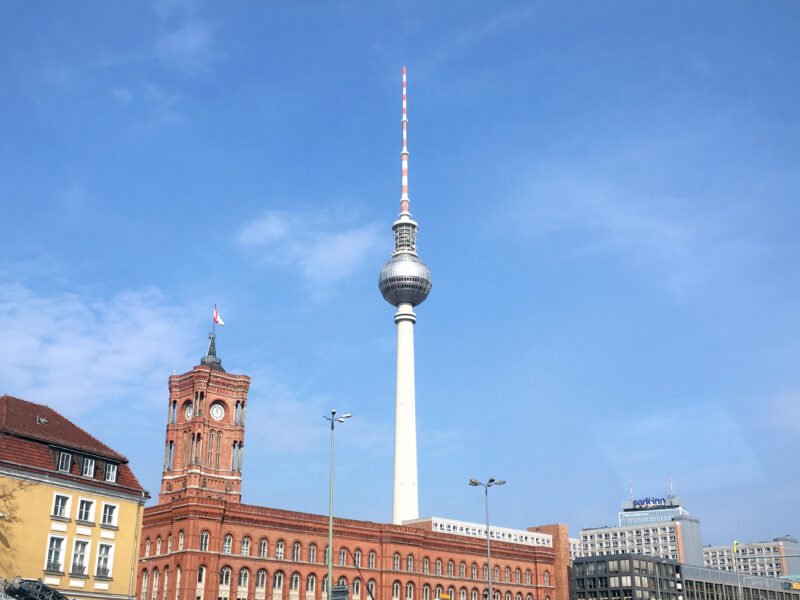 Fernsehturm und Rotes Rathaus vom Molkenmarkt aus gesehen