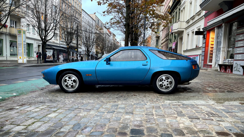Blauer Porsche 928