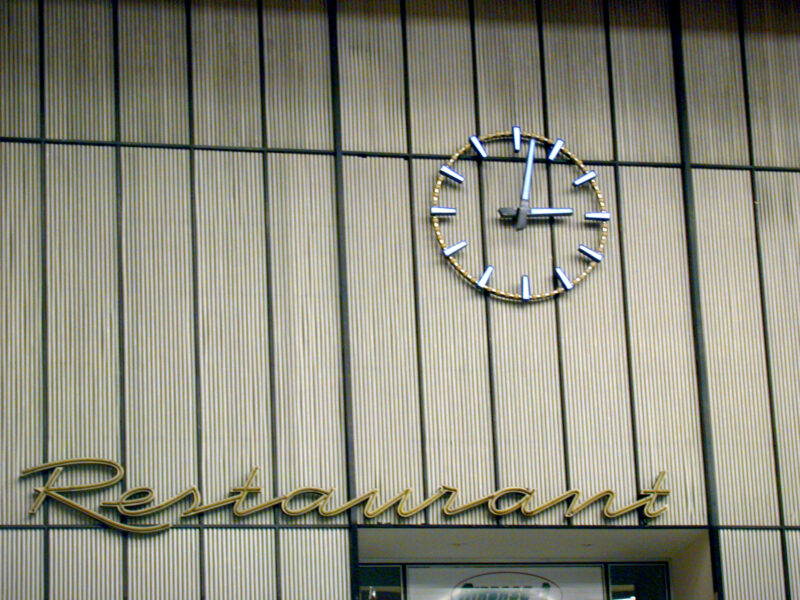 Neon-Schriftzug 'Restaurant' und Uhr am Flughafen Tempelhof Berlin