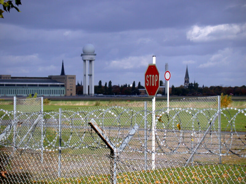 Flughafen Tempelhof: Zaun, Rollfeld, Radarturm