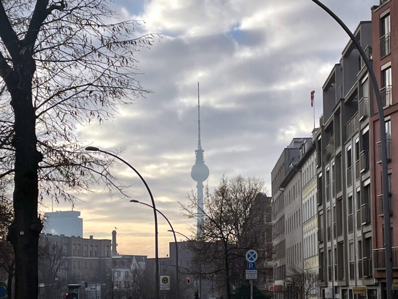 Berliner Fernsehturm an einem nebligen Tag im Dezember