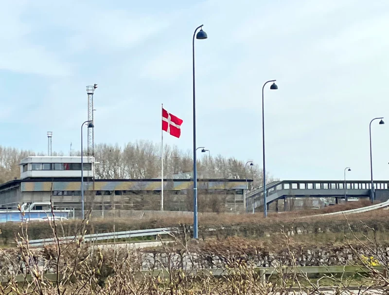 Dänische Flagge im Hafen von Rødby