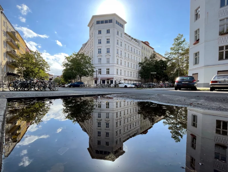 Nach dem Regen: Spiegelung mit blauem Himmel, Berlin