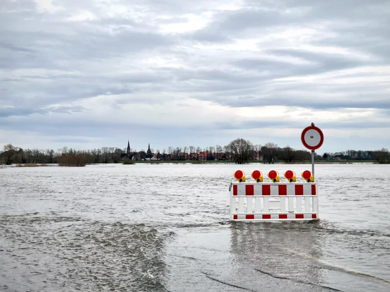 Elbe Hochwasser Strasse gesperrt