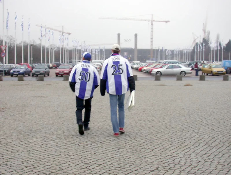 Olympiastadion Berlin: Vater (50) und Sohn (25)