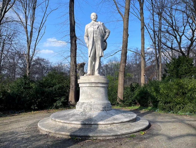 Theodor Fontane Statue Berlin Tiergarten