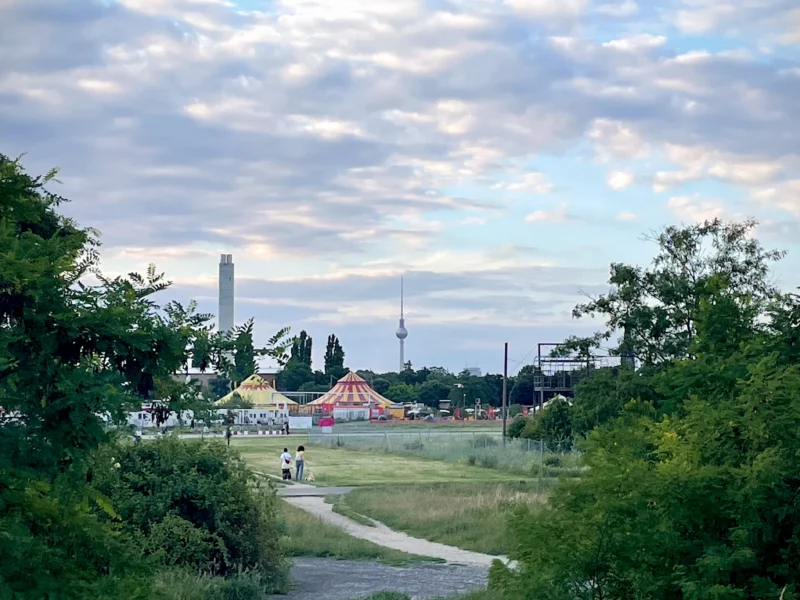 Tempelhofer Feld, Blick Richtung Fernsehturm