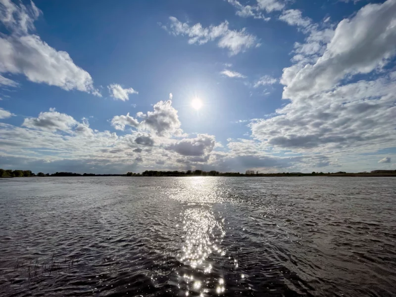 Elbe, Sonnenschein, Wolken, Reflektionen