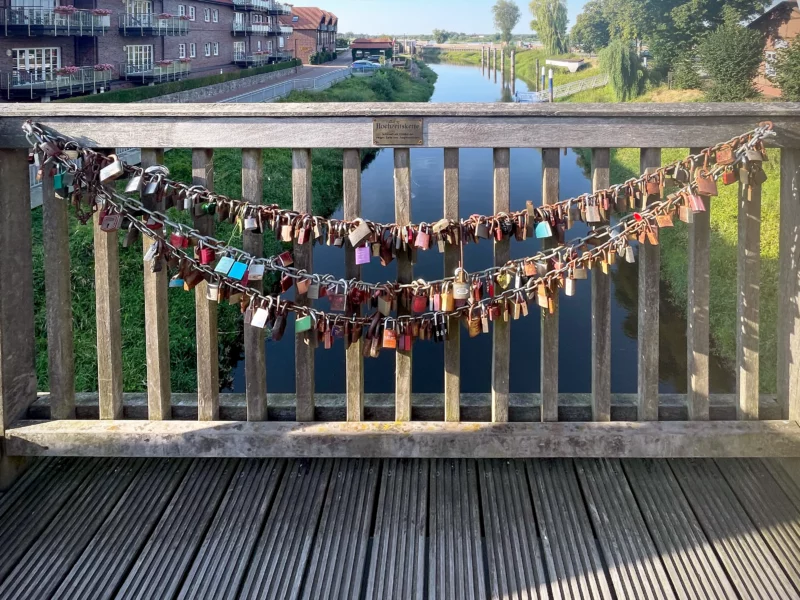 Liebesschloss-Kette am Hiddosteg in Hitzacker