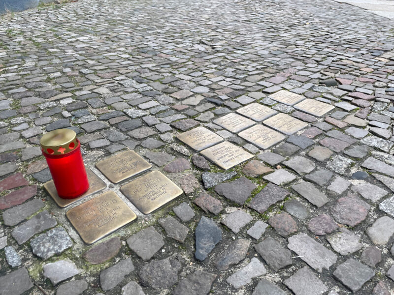 12 Stolpersteine in der Kastanienallee 74 Berlin