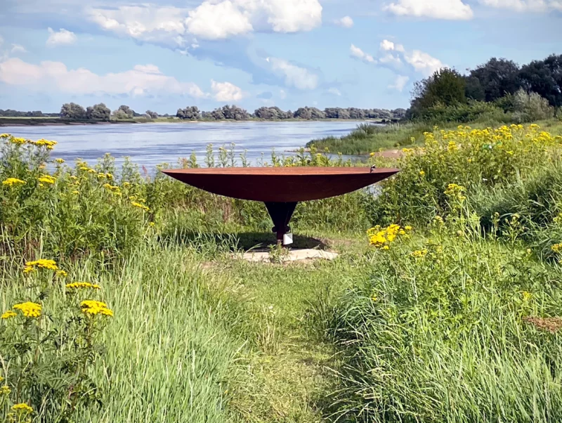 Eine Klangschale im Klangschalenpark Neu Darchau, im Hintergrund die Elbe.