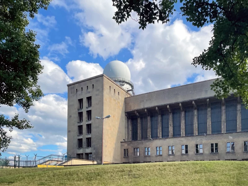 Tempelhof Flughafengebäude und Radarturm