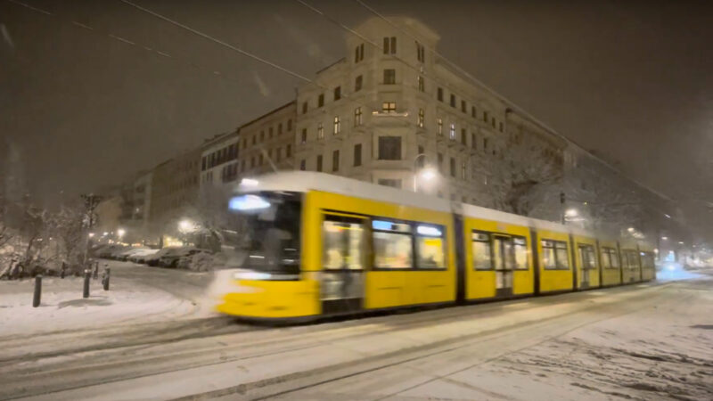 Berlin Winter - Trams begegnen sich auf verschneiten Straßen in Berlin Prenzlauer Berg [Video]